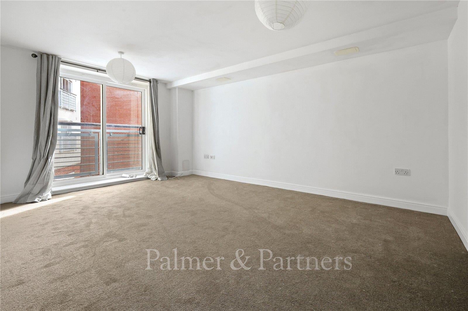 Flat Compair Crescent in Ipswich