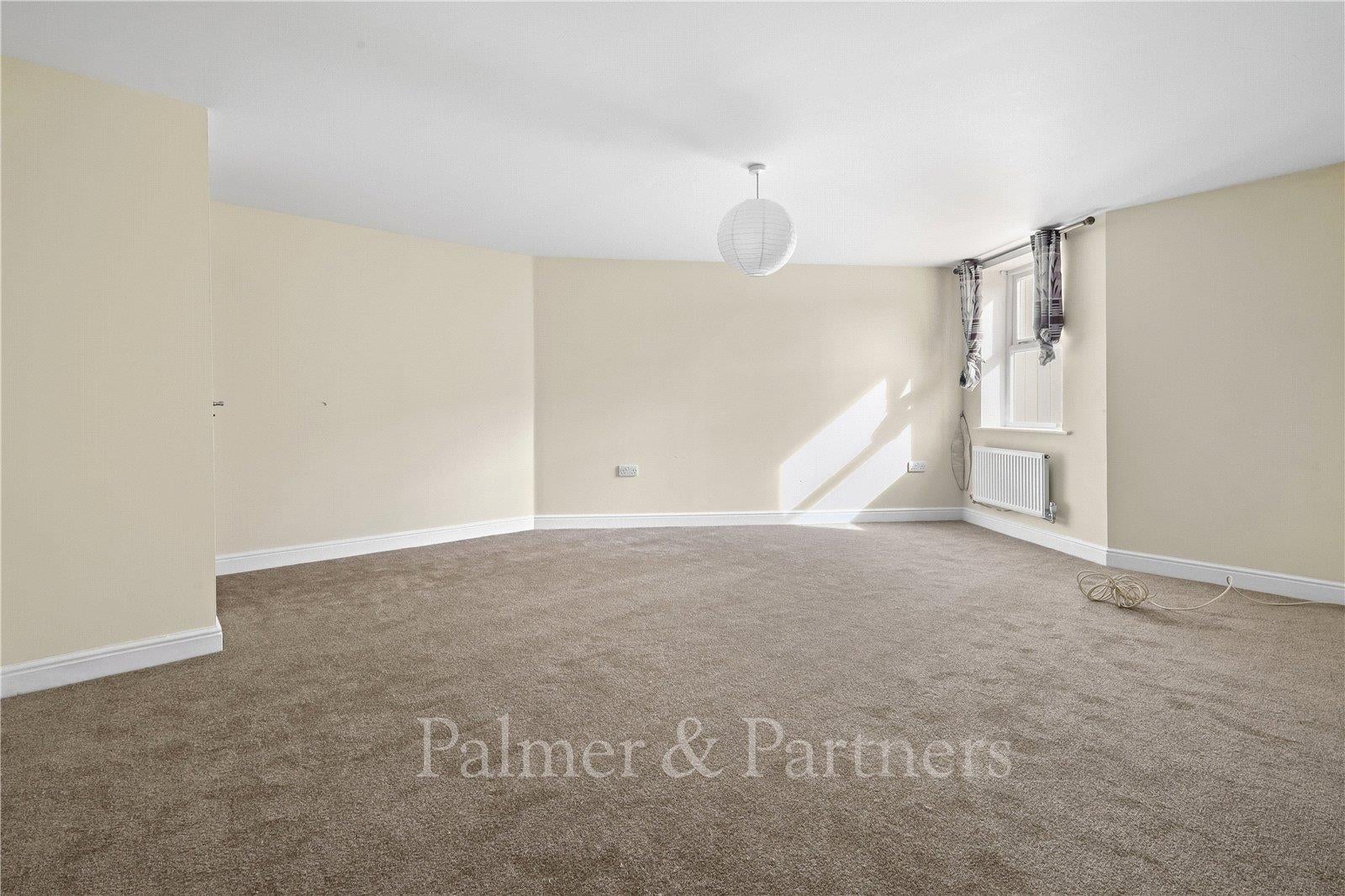 Flat Compair Crescent in Ipswich
