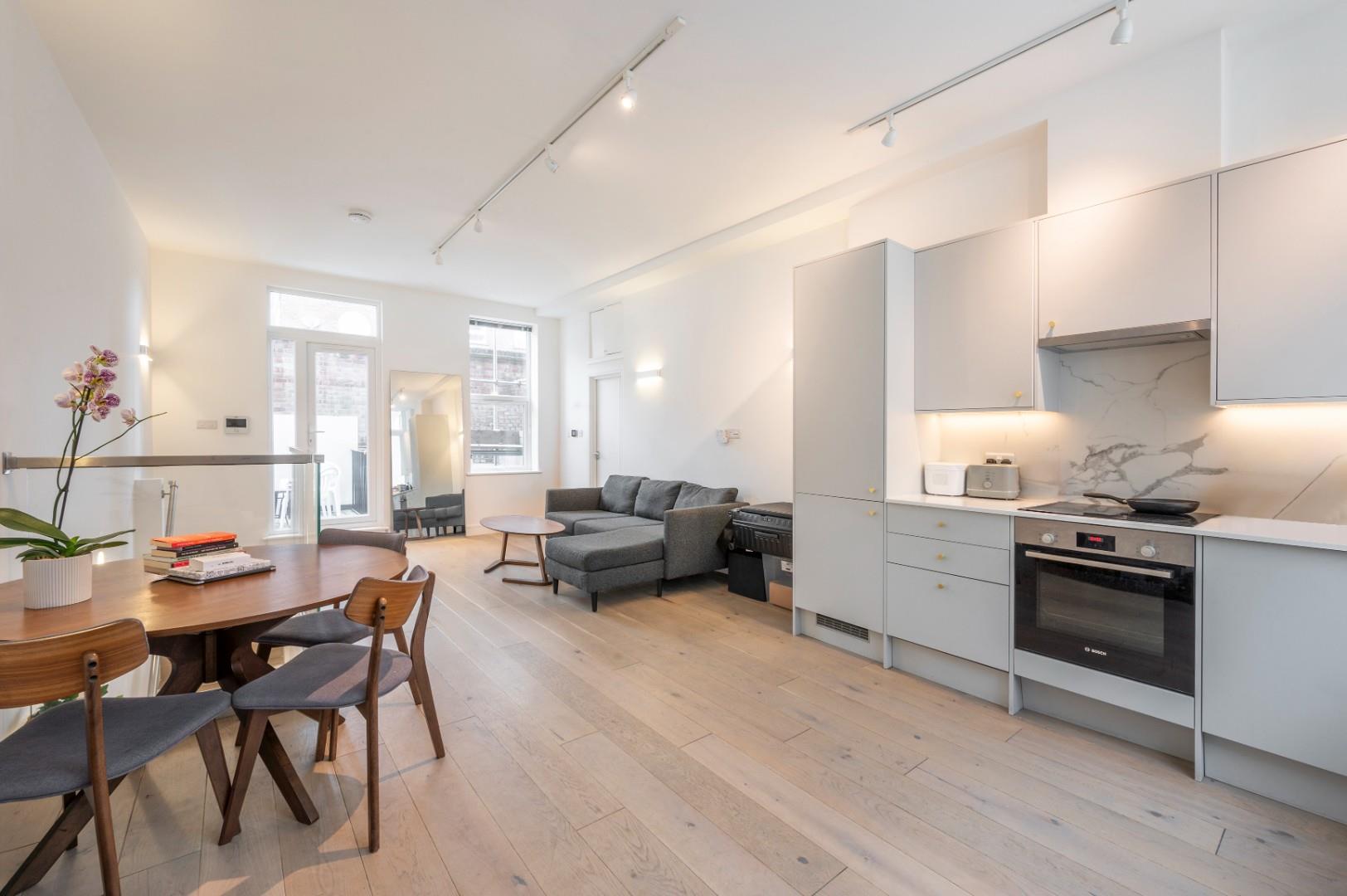 Flat Devonshire Court in Greater London