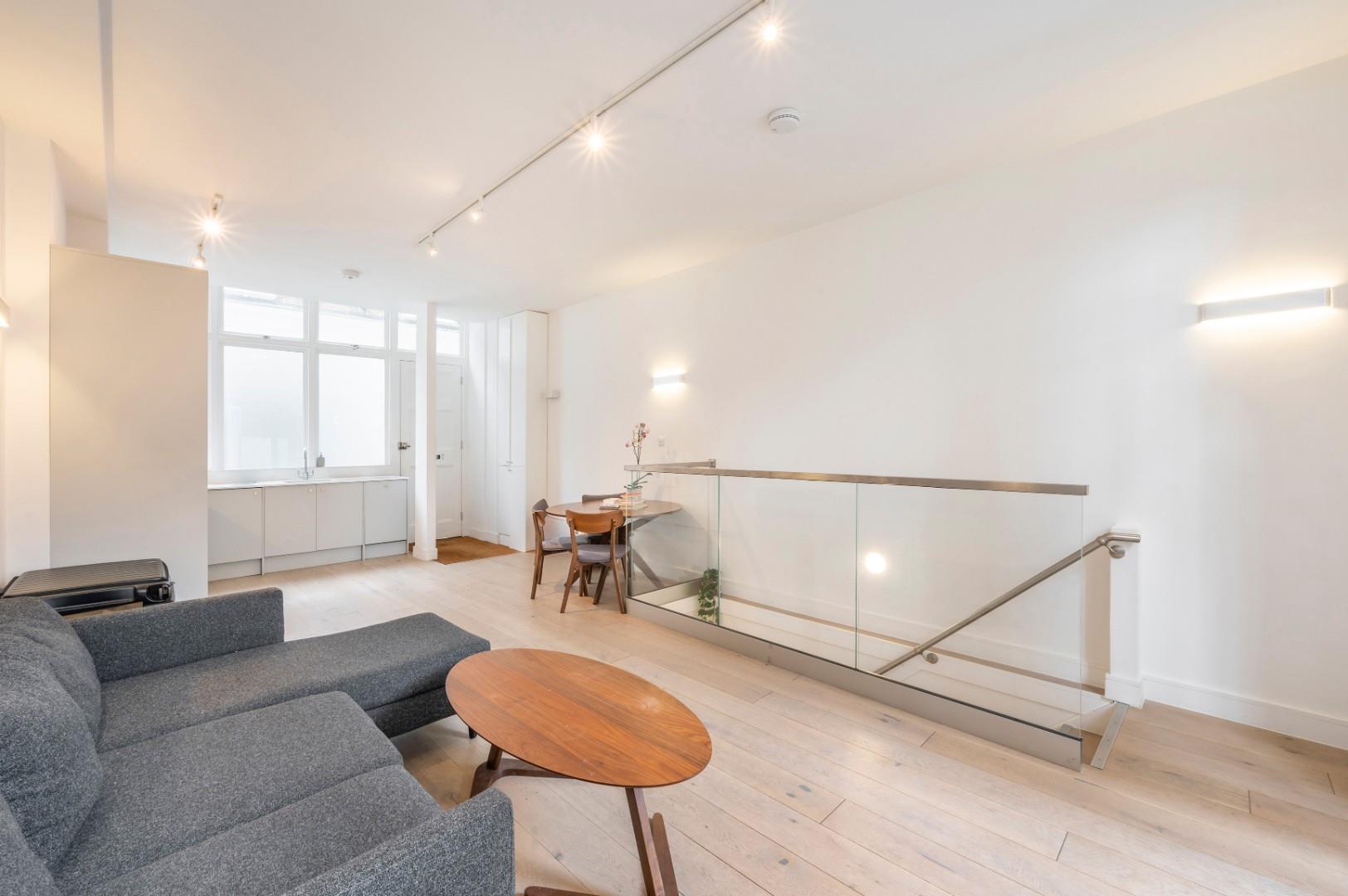 Flat Devonshire Court in Greater London