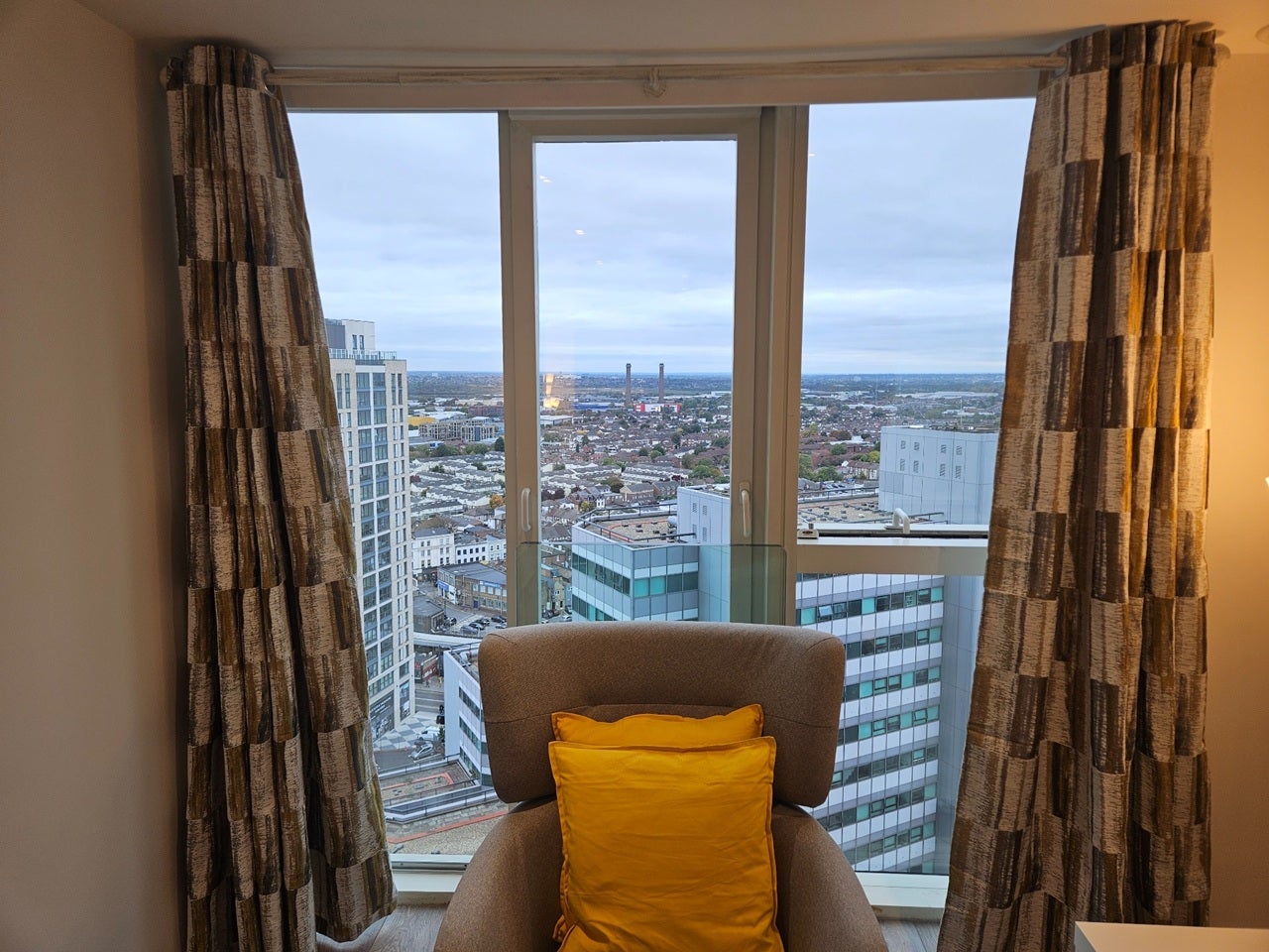 Flat Wellesley Road in Greater London