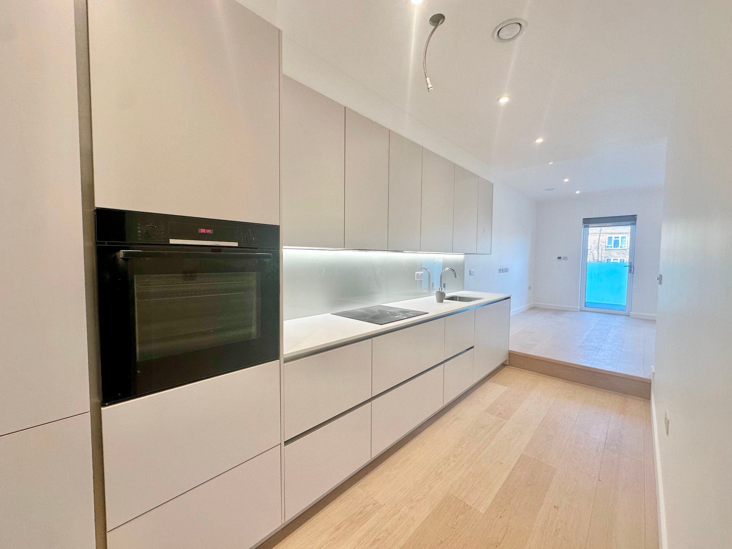 Flat Goldsmiths' Row in Greater London
