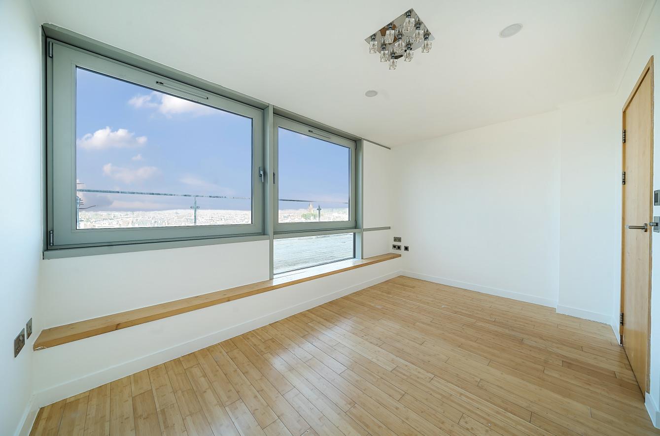 Flat Richmond Road in Greater London