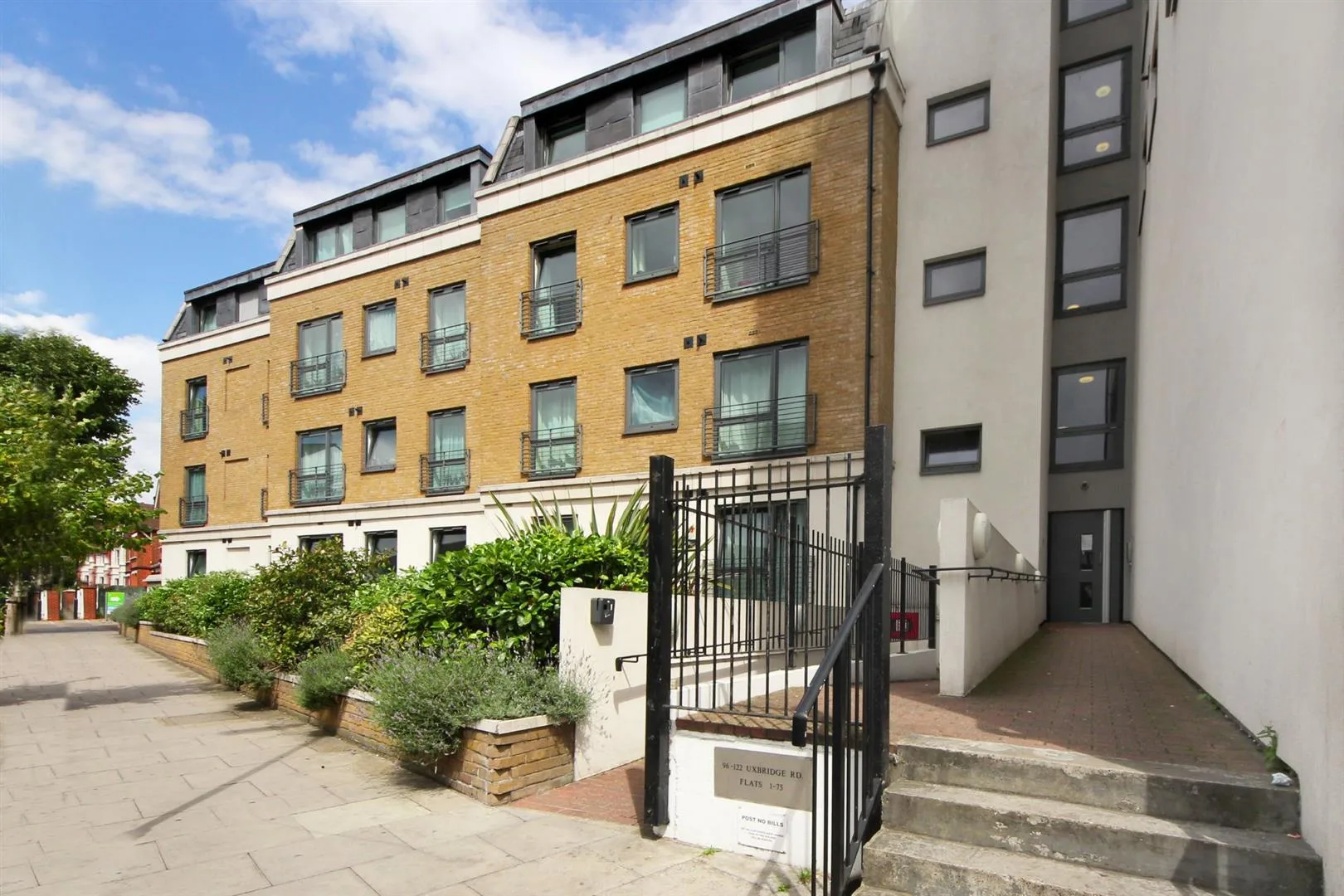 Flat Uxbridge Road in Greater London