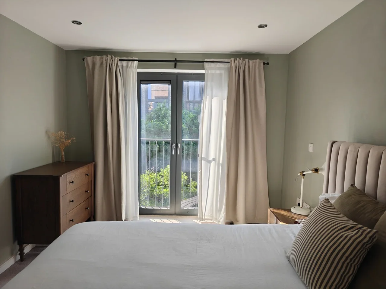 Flat Eythorne Road in Greater London