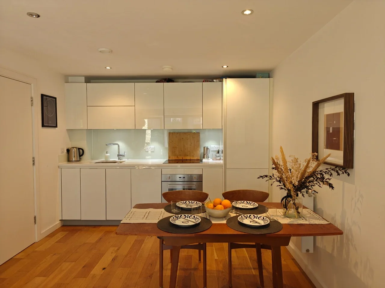 Flat Eythorne Road in Greater London