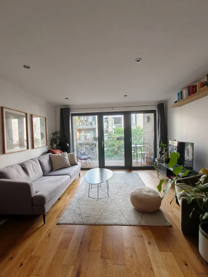 Flat Eythorne Road in Greater London
