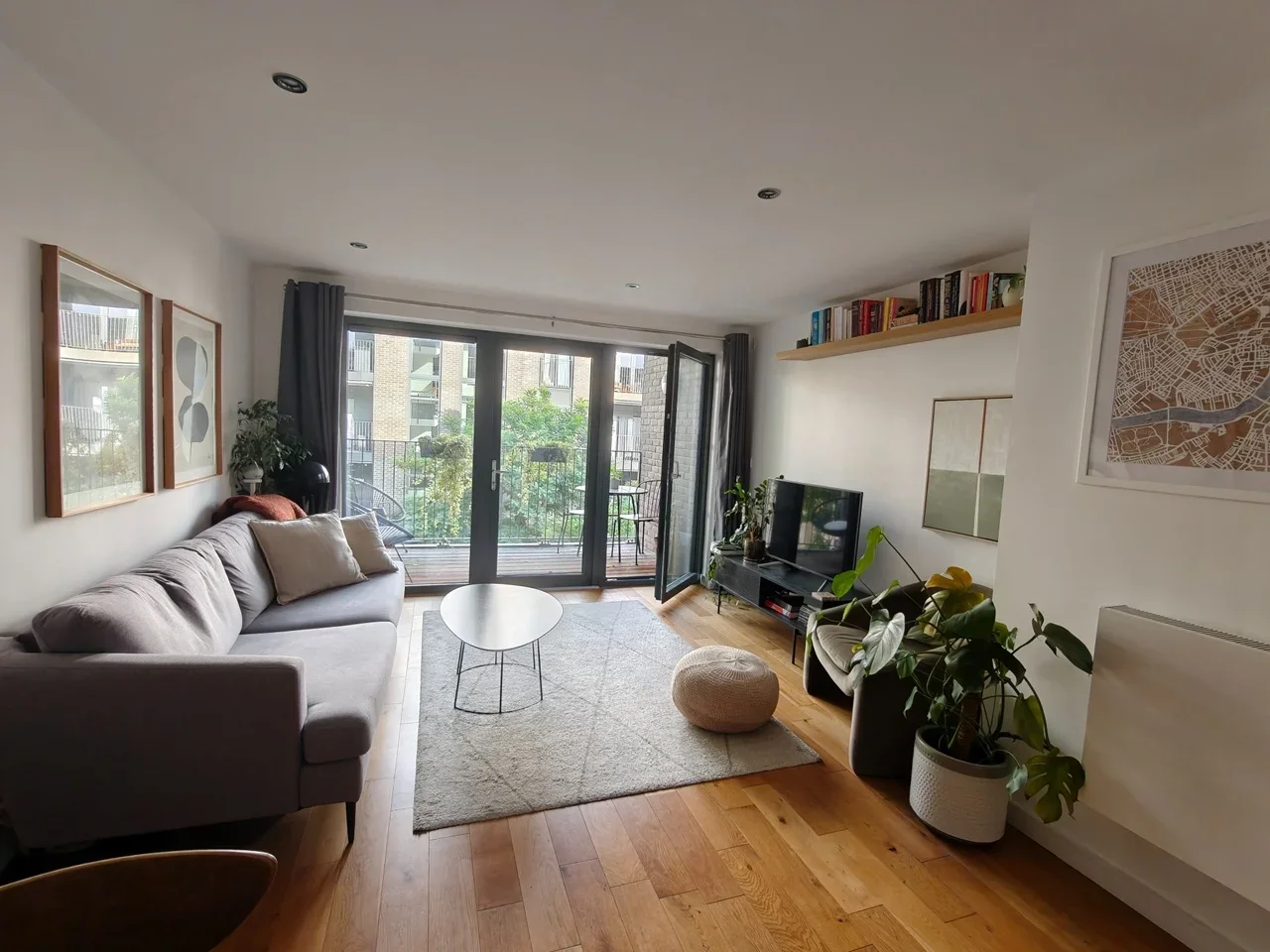Flat Eythorne Road in Greater London
