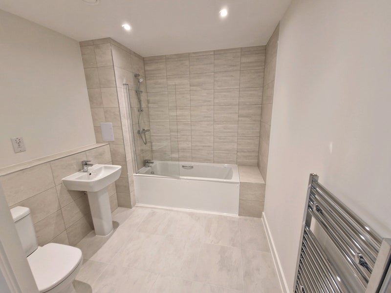 Room Louis Close in Greater London