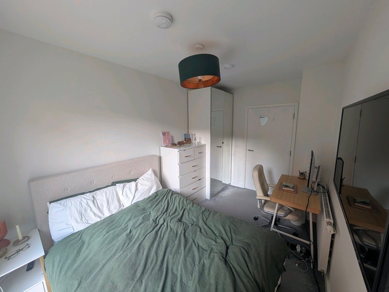 Room Louis Close in Greater London