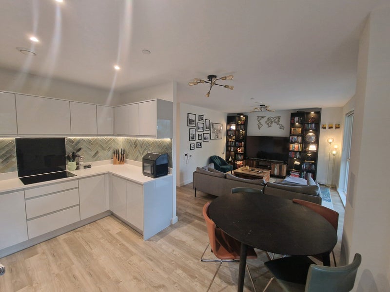 Room Louis Close in Greater London