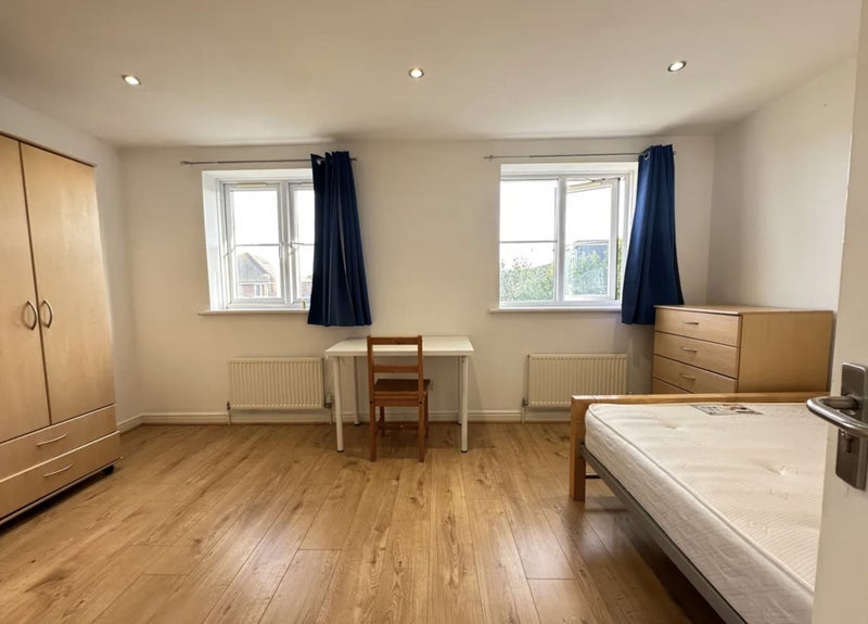 Room Ambassador Square in Greater London