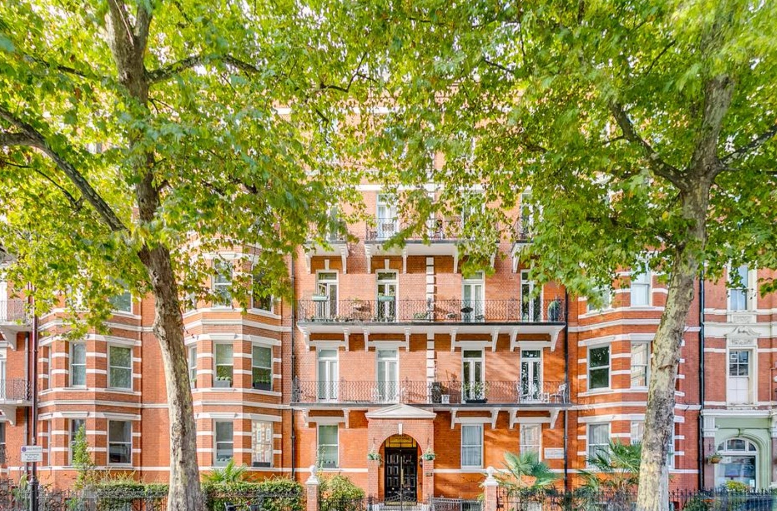 Flat Old Brompton Road in Greater London