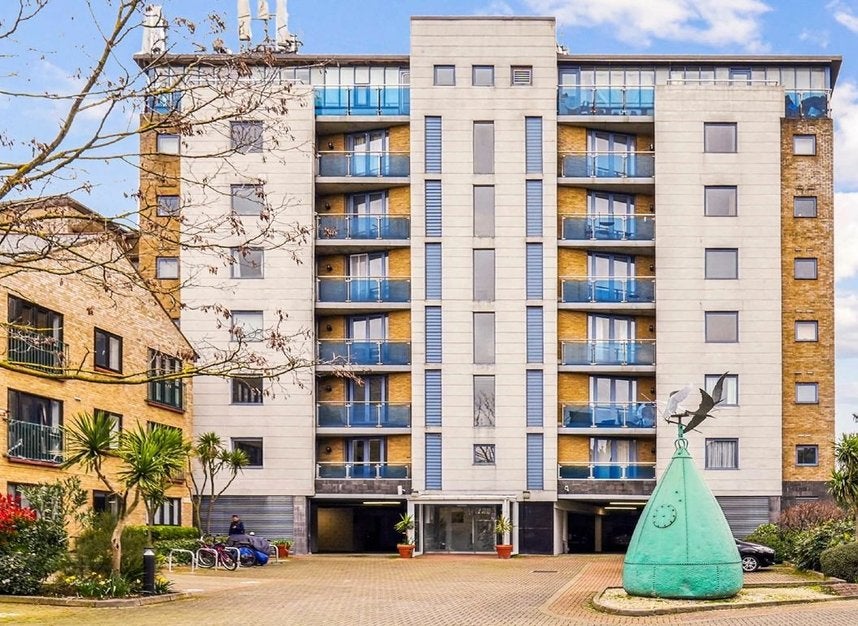 Flat Iceland Place in Greater London