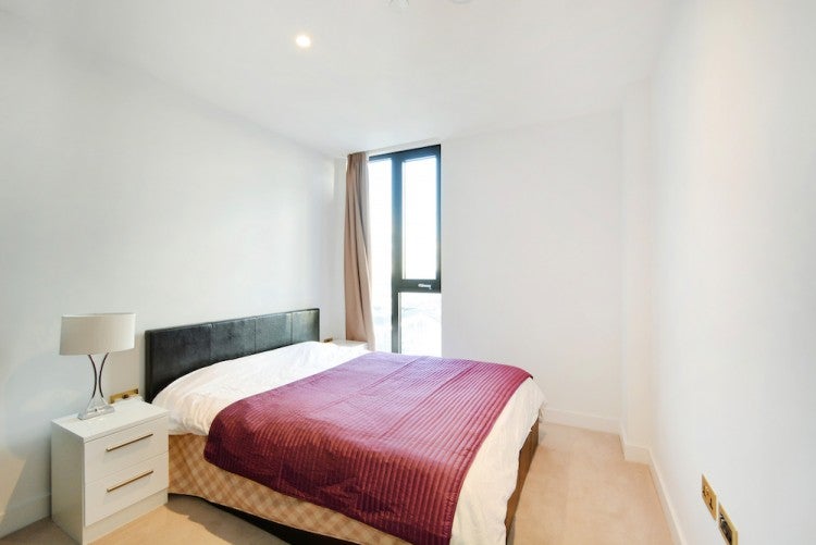 Flat Mudlarks Boulevard in Greater London