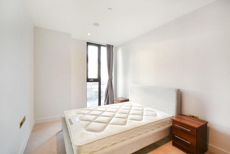 Flat Mudlarks Boulevard in Greater London