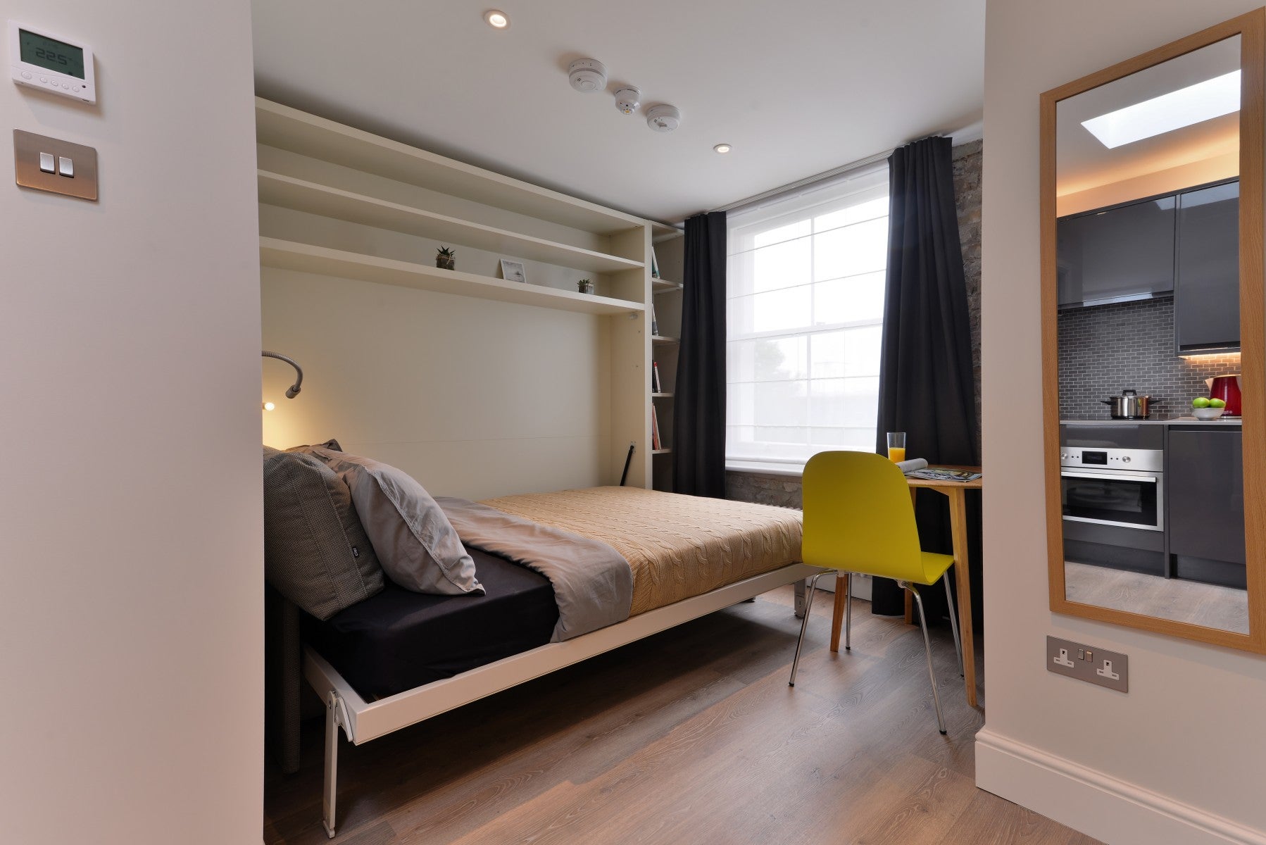 Flat Linden Gardens in Greater London