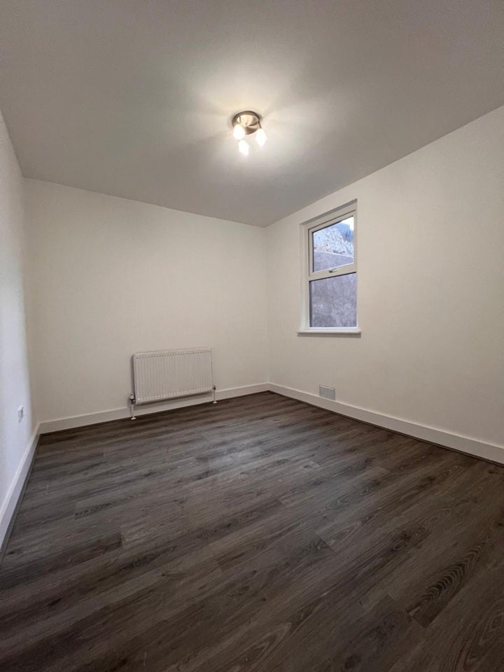 Flat Whitehorse Road in Greater London