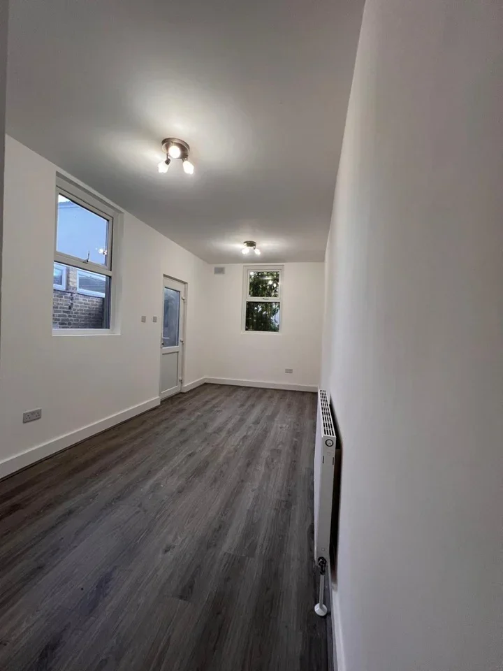 Flat Whitehorse Road in Greater London