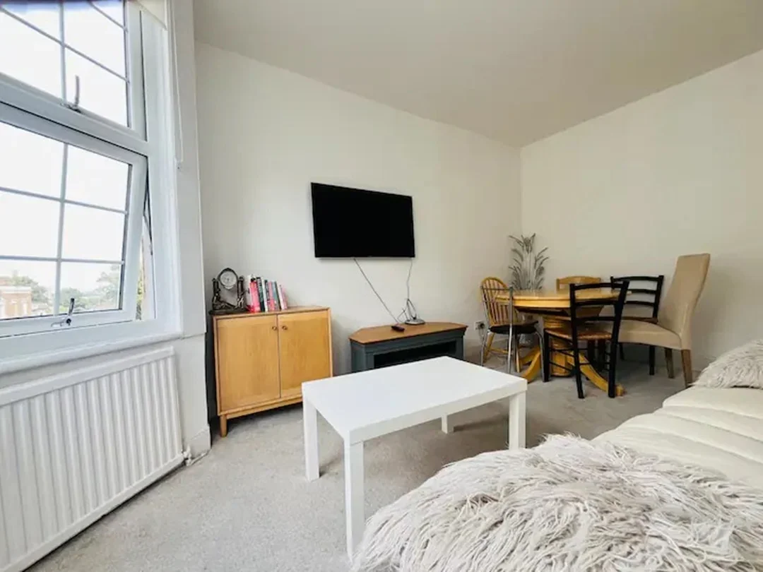 Flat Heathwood Gardens in Greater London