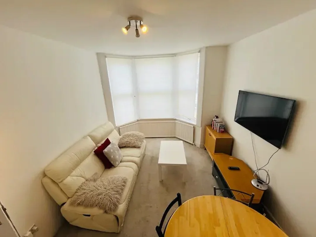 Flat Heathwood Gardens in Greater London