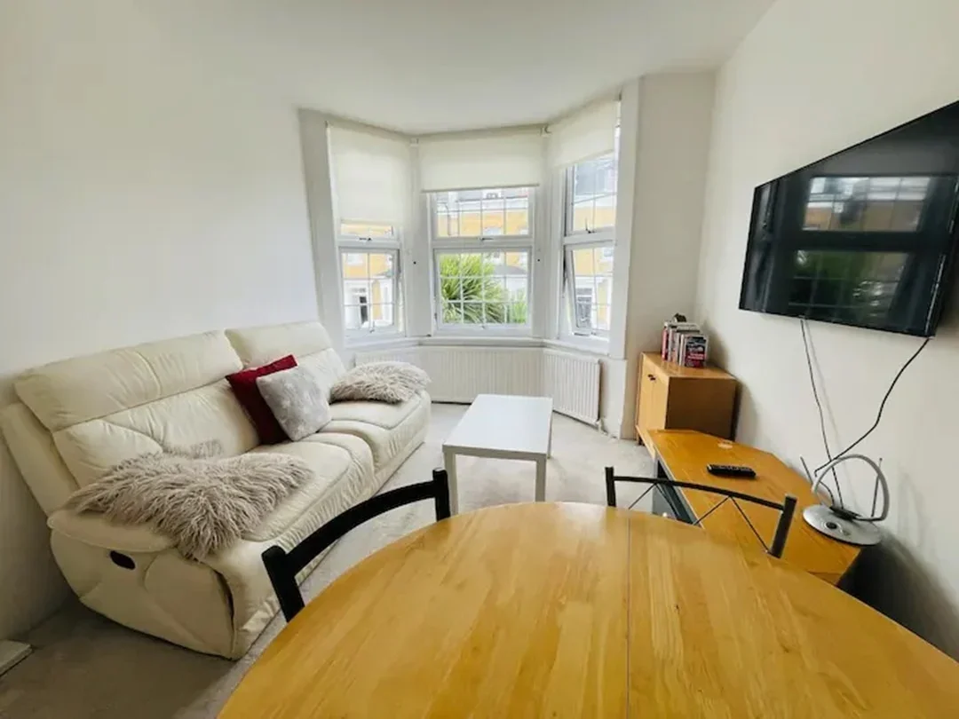 Flat Heathwood Gardens in Greater London