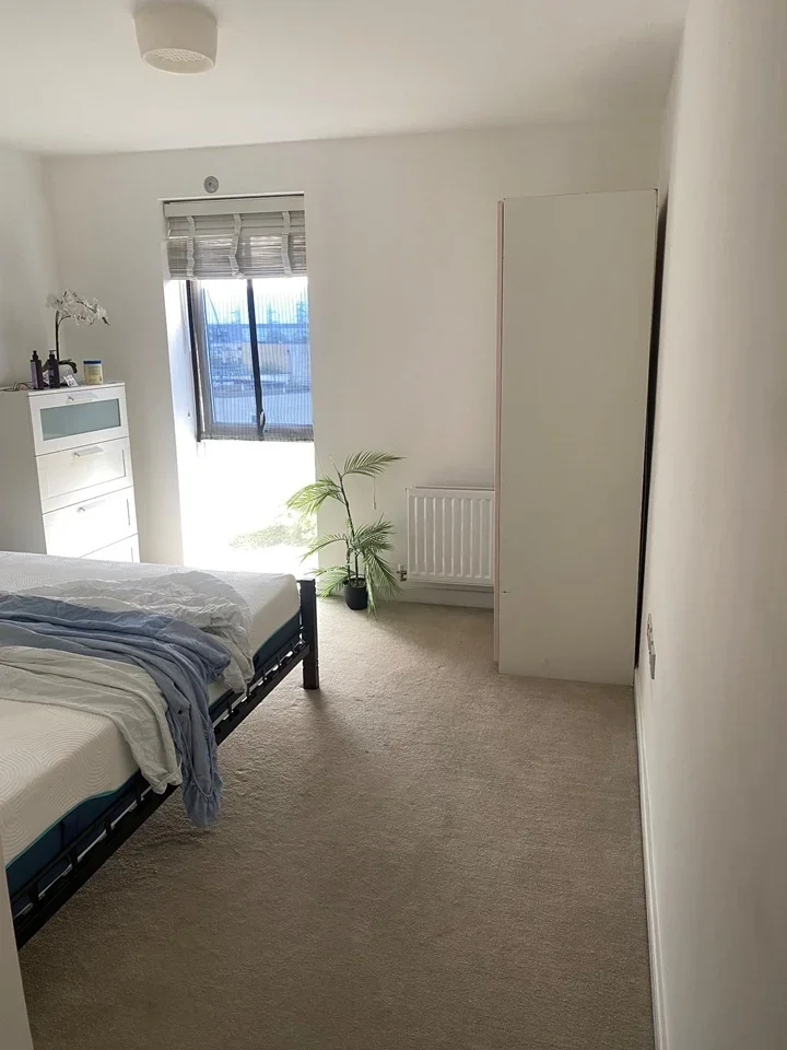 Room Handley Page Road in Greater London