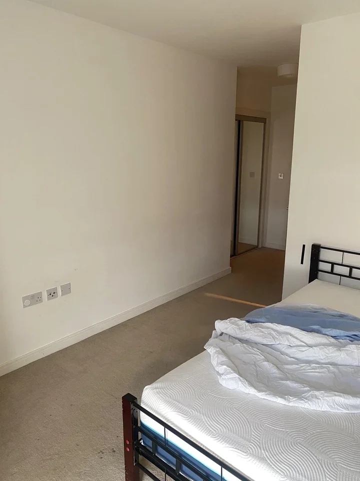 Room Handley Page Road in Greater London