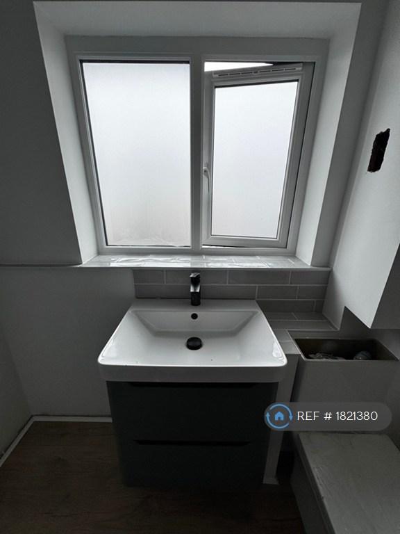 Flat Greton Close in Manchester