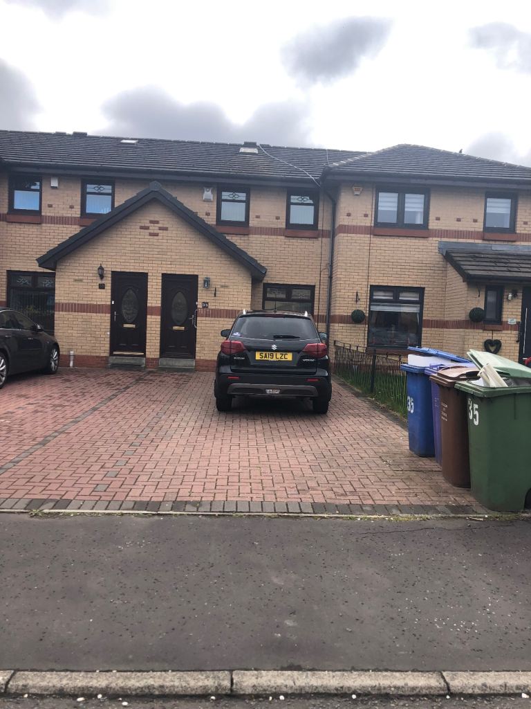 House Kerr Drive in Glasgow