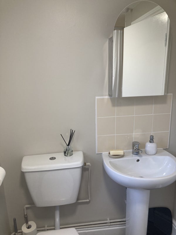 Room Lancaster Road in Greater London