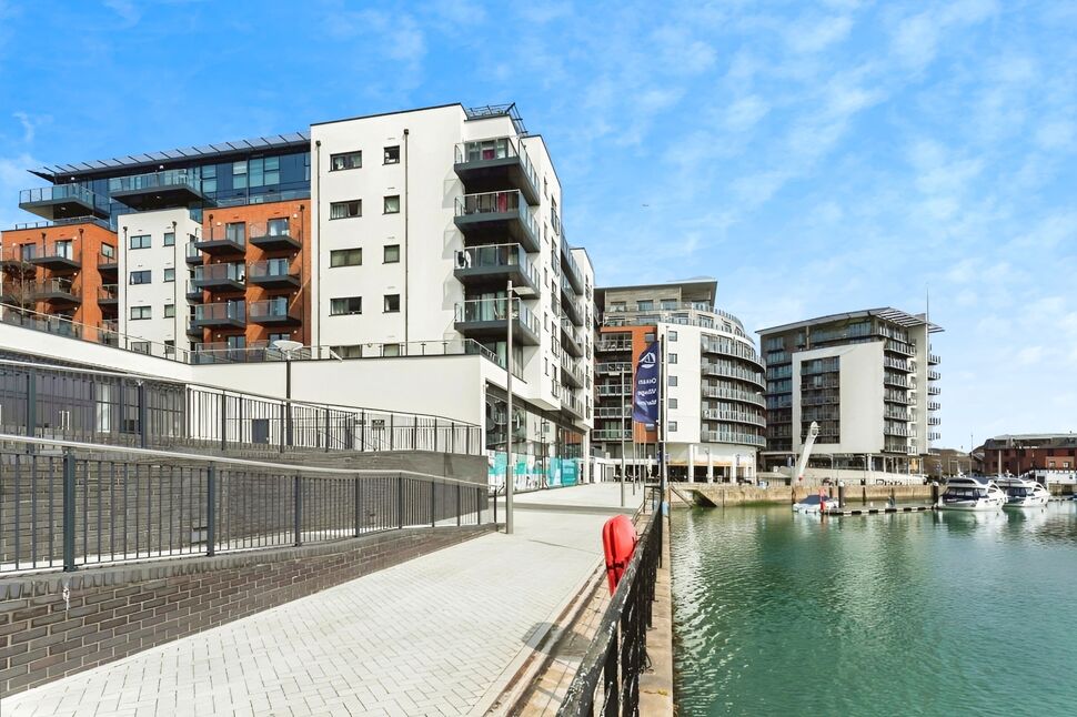 Flat Channel Way in Southampton