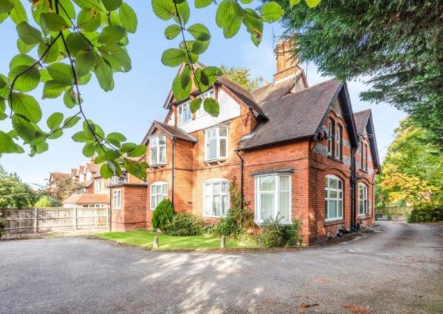 Flat Redlands Road in Reading