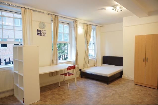 Flat Alie Street in Greater London