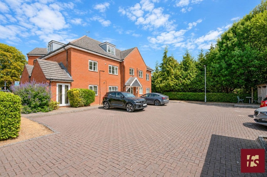 Flat Wellington Business Park in Crowthorne