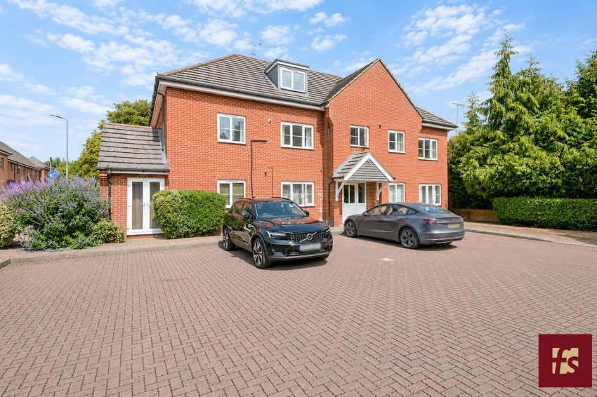 Flat Wellington Business Park in Crowthorne