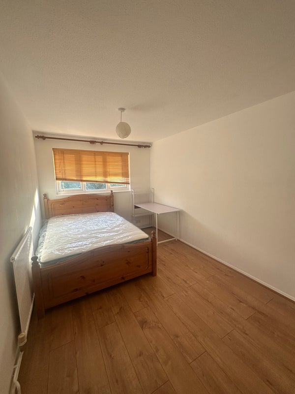 Room Glengall Road in Greater London