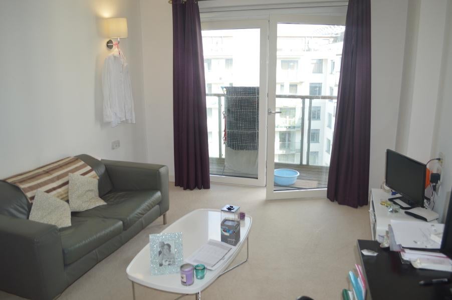 Flat Empire Way in Greater London