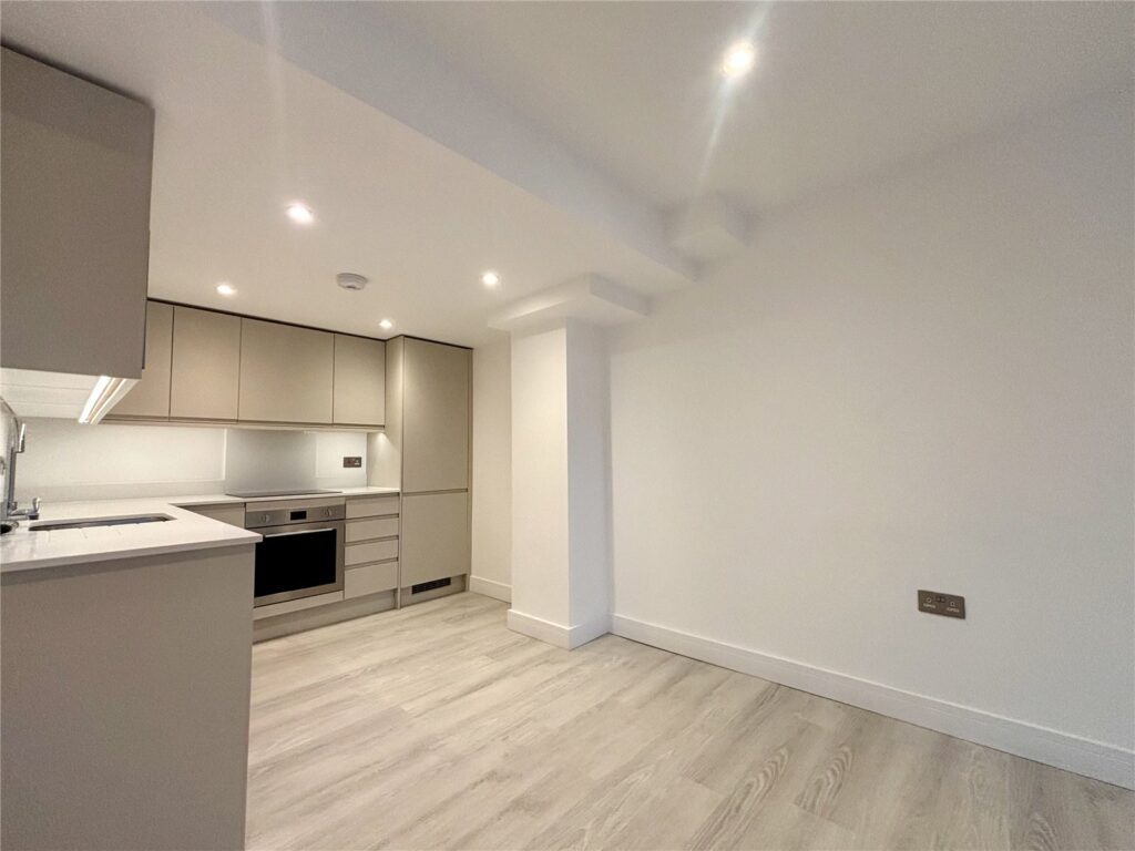 Flat Farnborough Road in Rushmoor