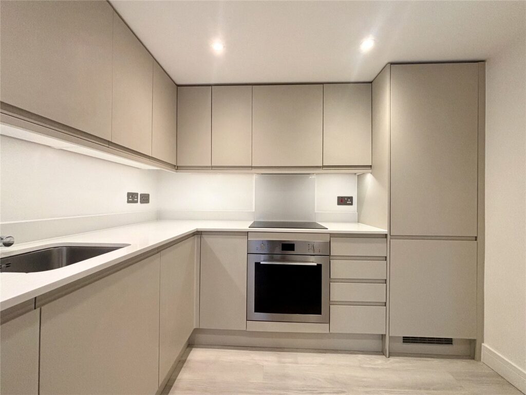 Flat Farnborough Road in Rushmoor