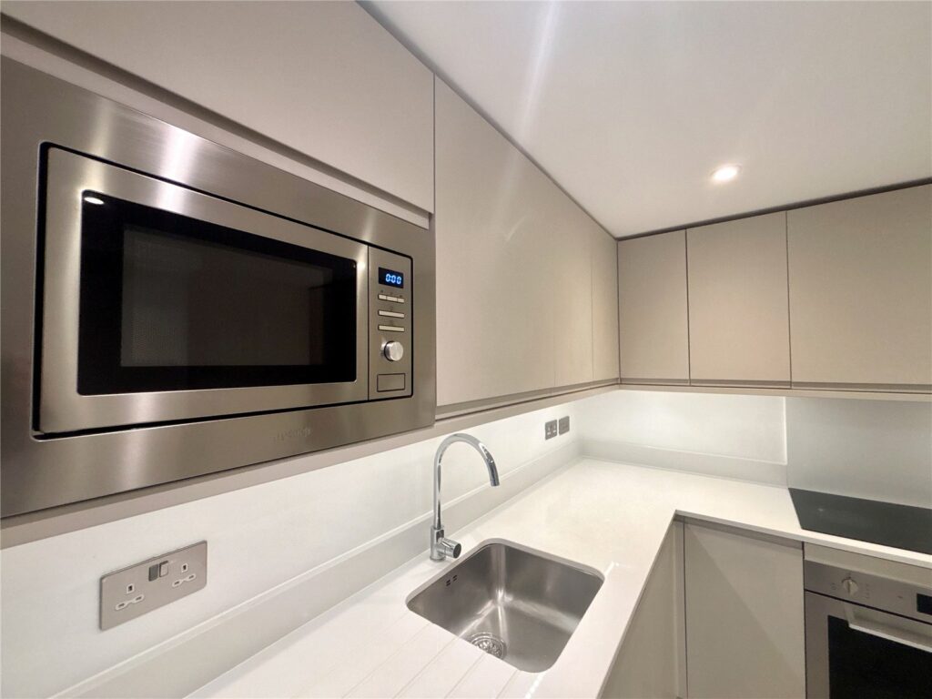 Flat Farnborough Road in Rushmoor
