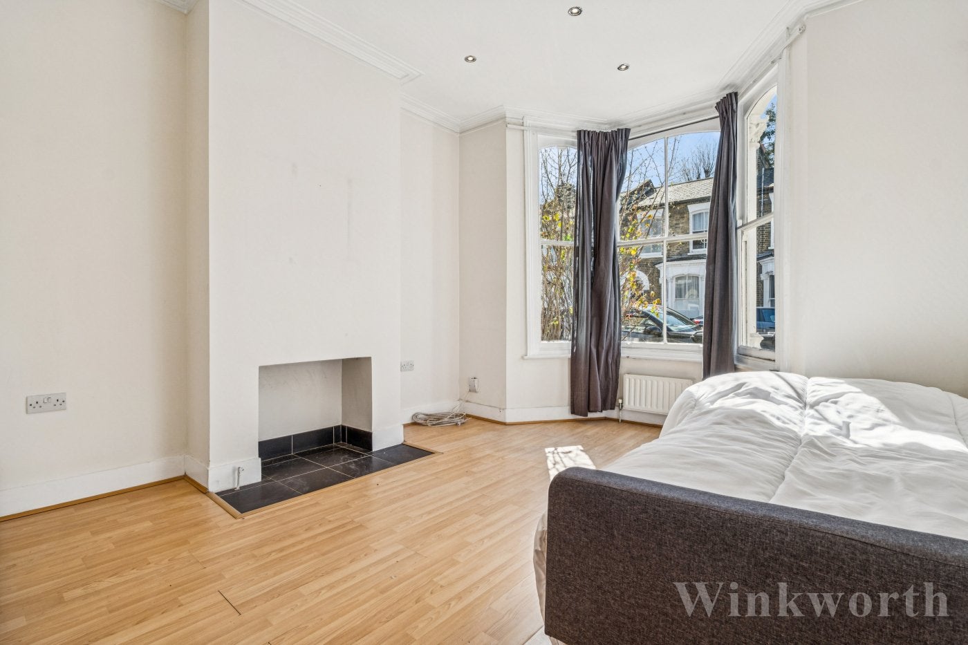 Flat Hunsdon Road in Greater London