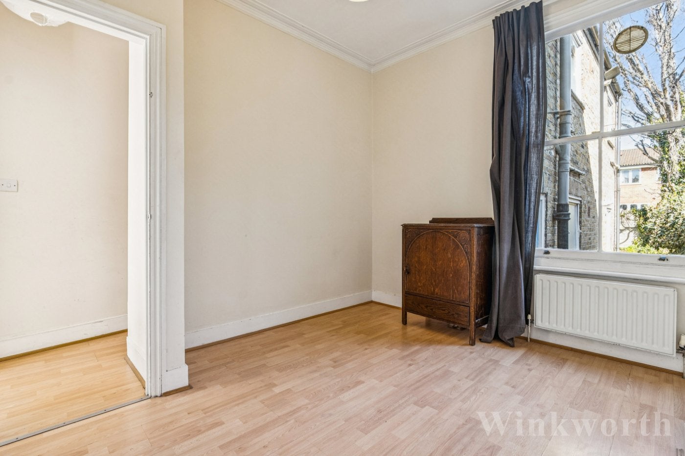 Flat Hunsdon Road in Greater London