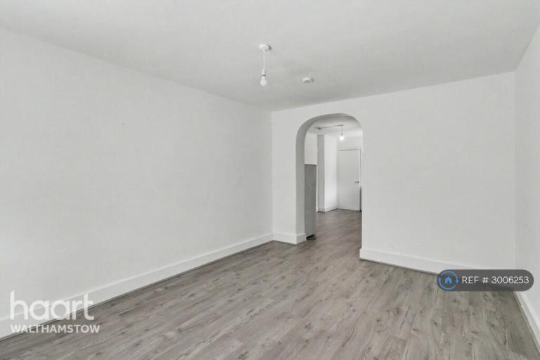 Flat Haldan Road in Greater London