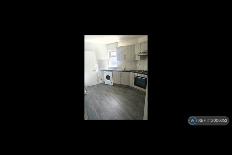 Flat Haldan Road in Greater London