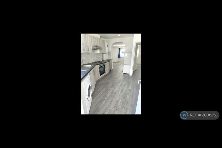 Flat Haldan Road in Greater London