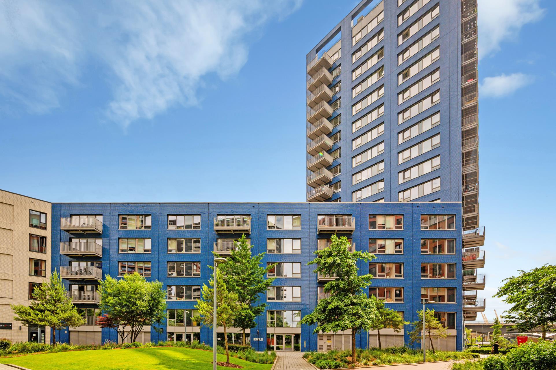 Flat Botanic Square in Greater London
