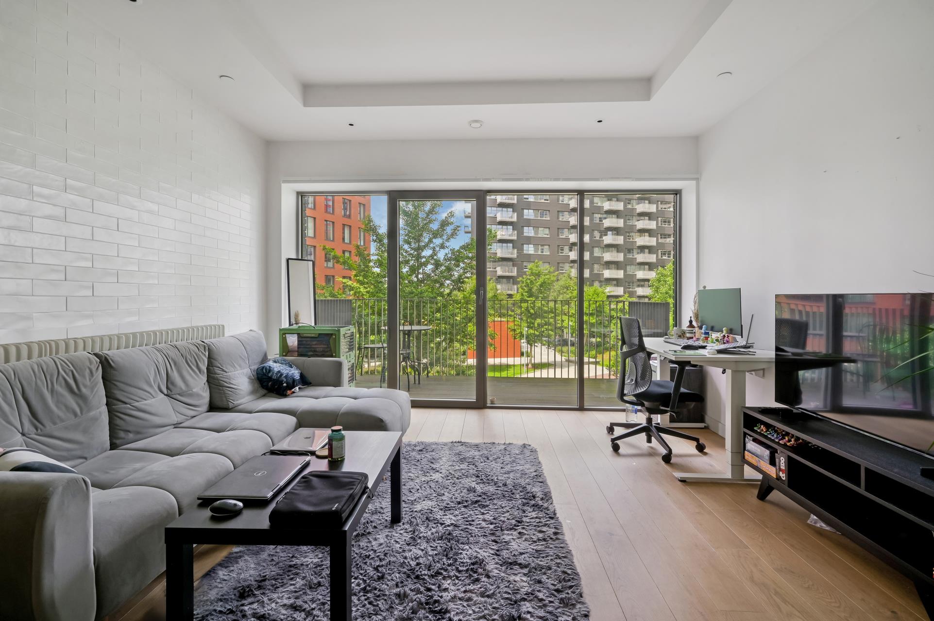 Flat Botanic Square in Greater London