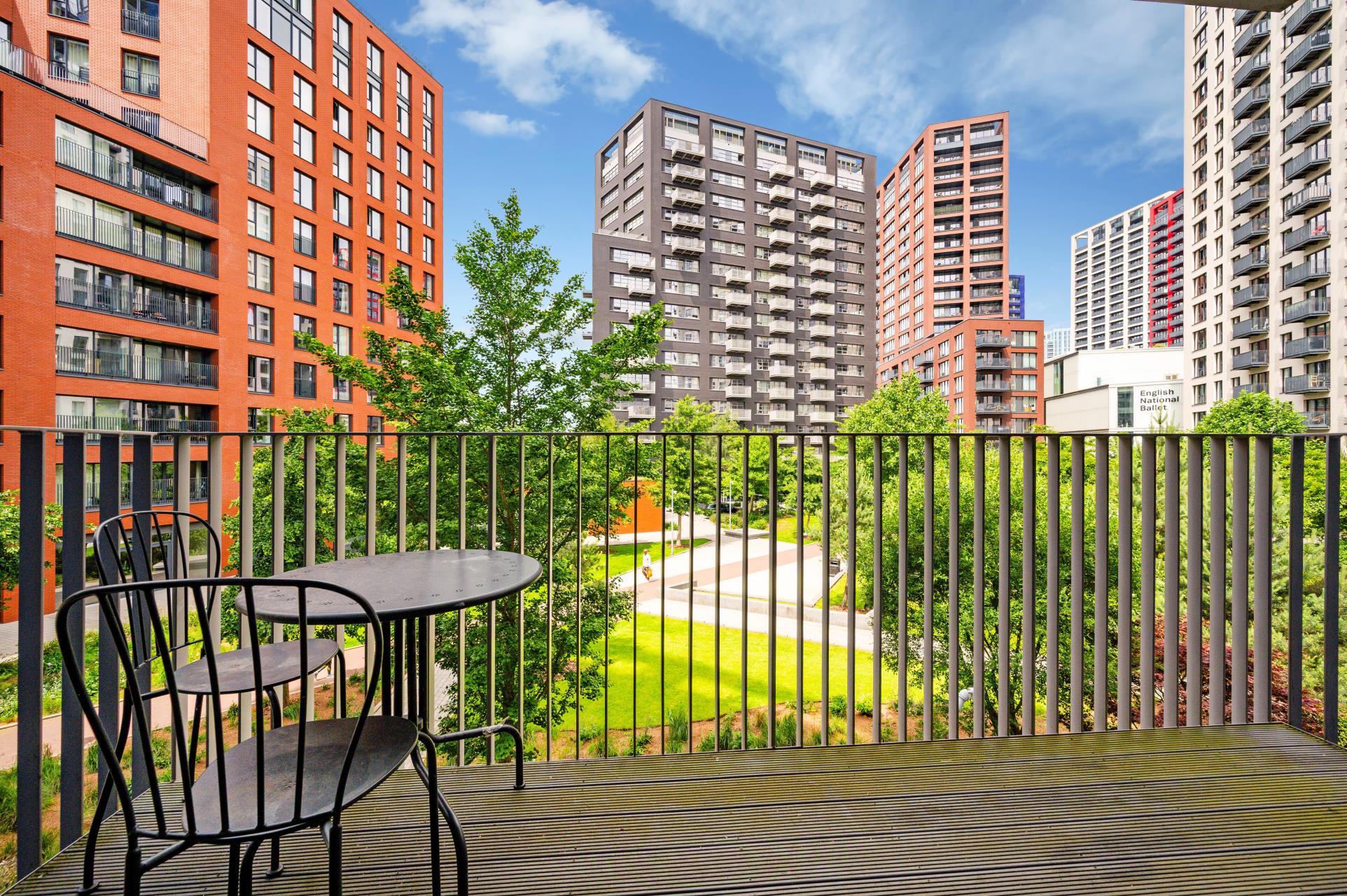 Flat Botanic Square in Greater London