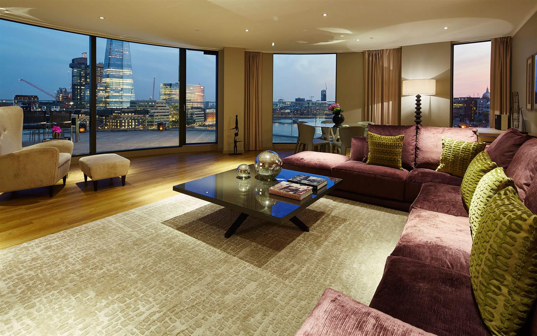 Flat Lower Thames Street in London